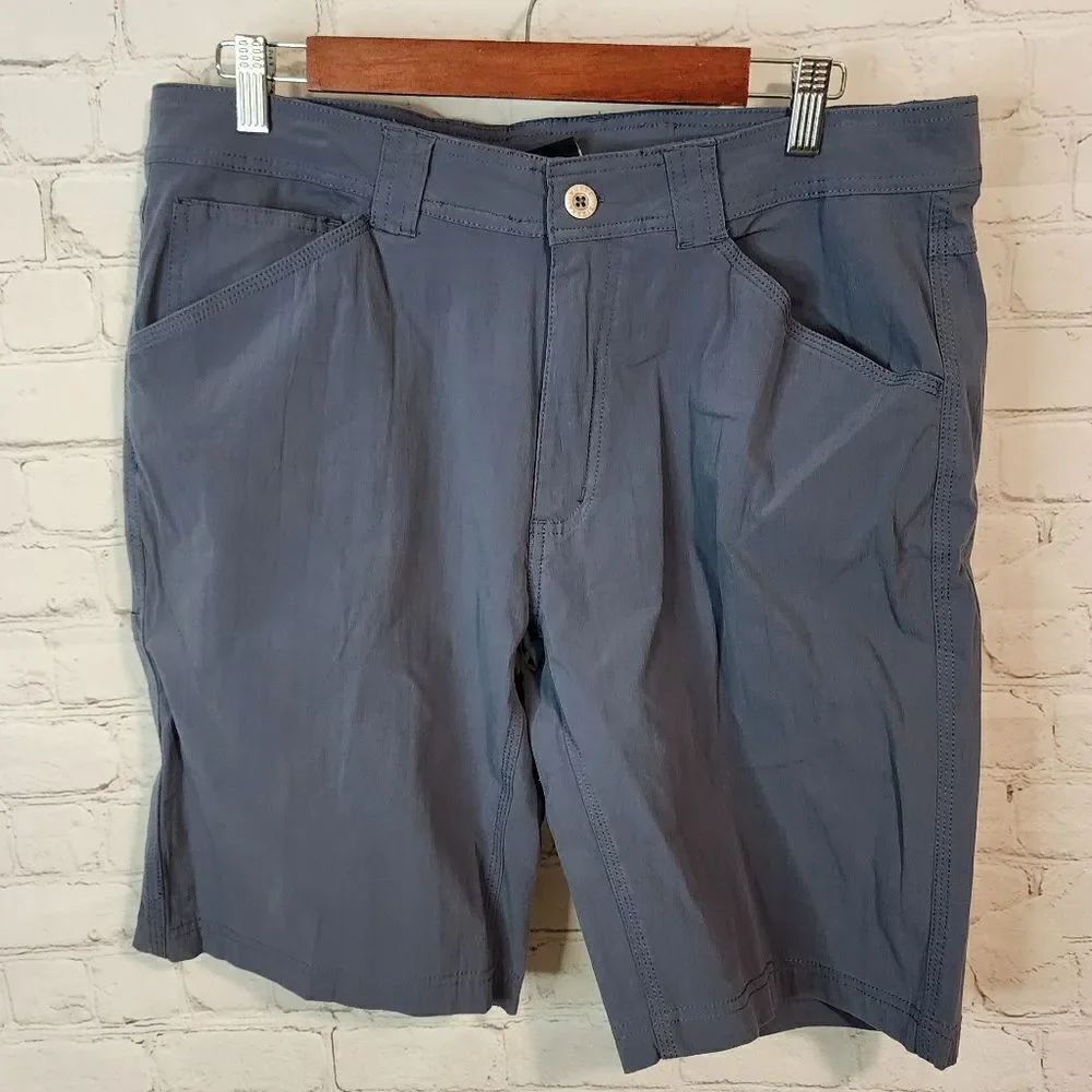 Men's White Sierra flat front shorts, size 34